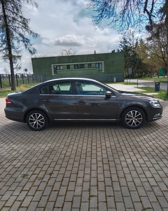 Volkswagen Passat cena 28300 przebieg: 268000, rok produkcji 2011 z Sieradz małe 254